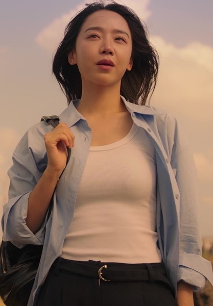 Shin Hye-sun untied her shirt