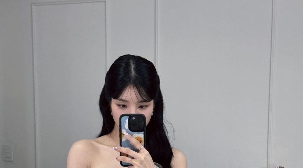 Kwon Eunbi's Instagram in a pure white dress