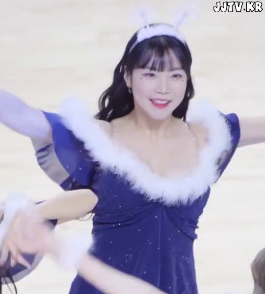 (SOUND)hh Kim Hana cheerleader blue Santa girl gif