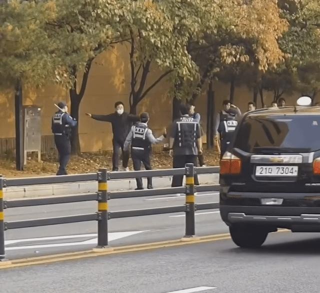 The ㅊ who was stabbed in broad daylight, gif