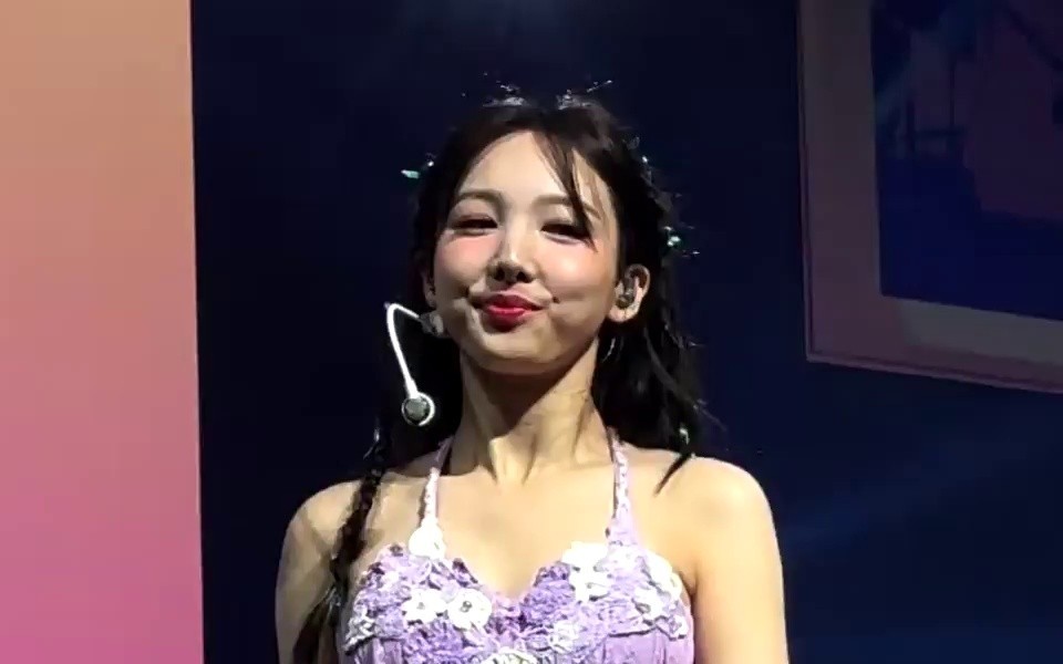 The cool purple beachwear outfit that we saw right in front of us, TWICE's Nayeon's body