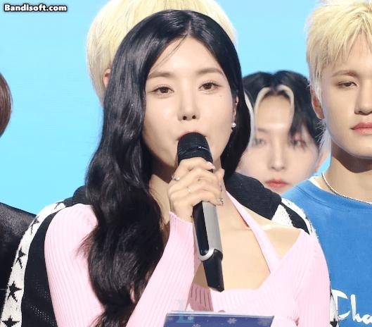 Heavy Pink V-neck Knit Cardigan Denim Skirt Kwon Eun-bi - Music Bank Special MC
