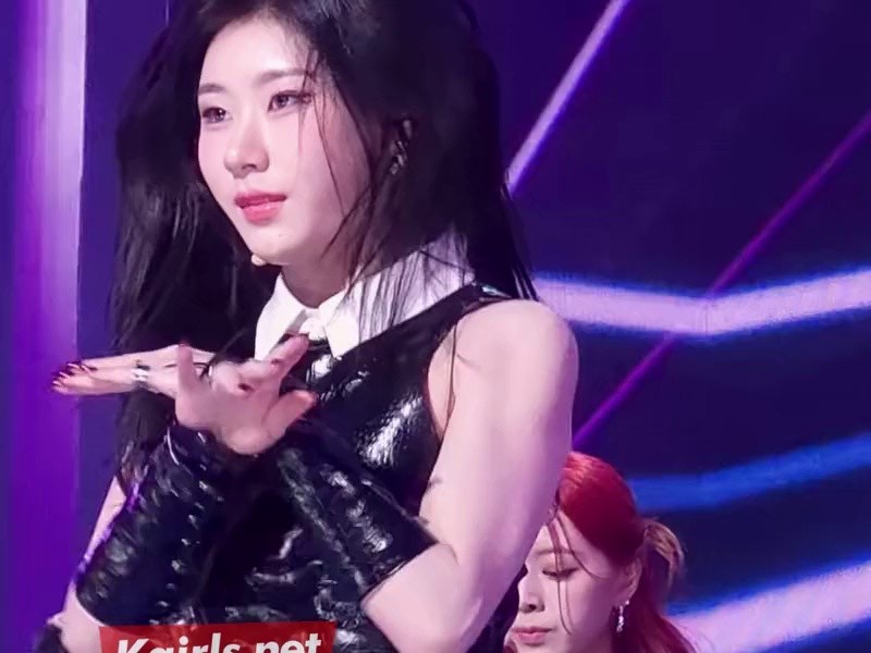 ITZY CHAERYEONG's noticeable pleated skirt back