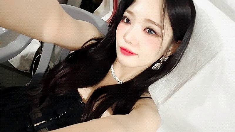 fromis_9's Nojisun selfie wink