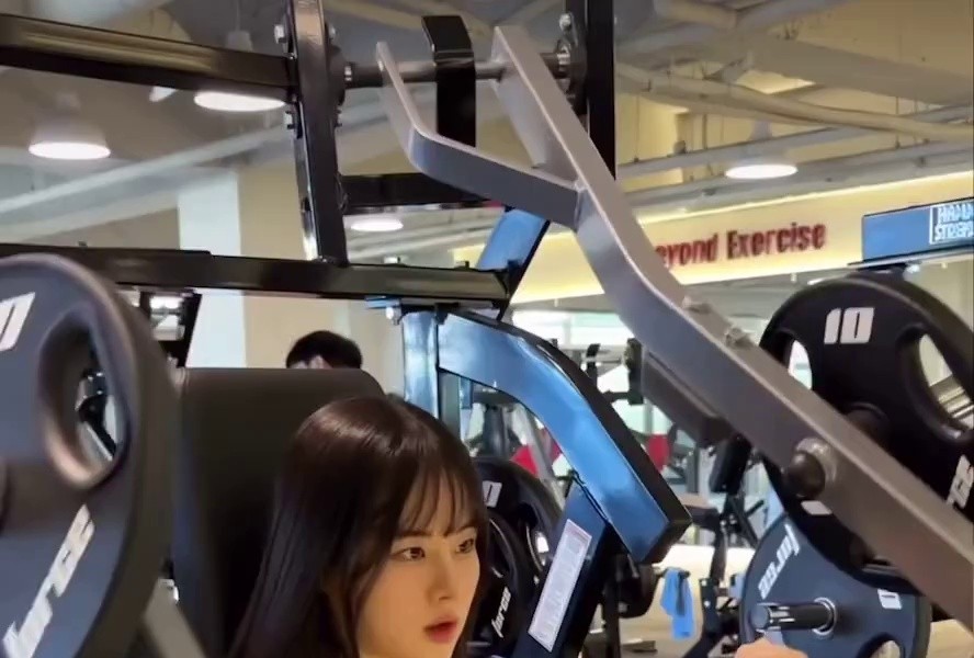 (SOUND)an Instagram girl who focuses on working out