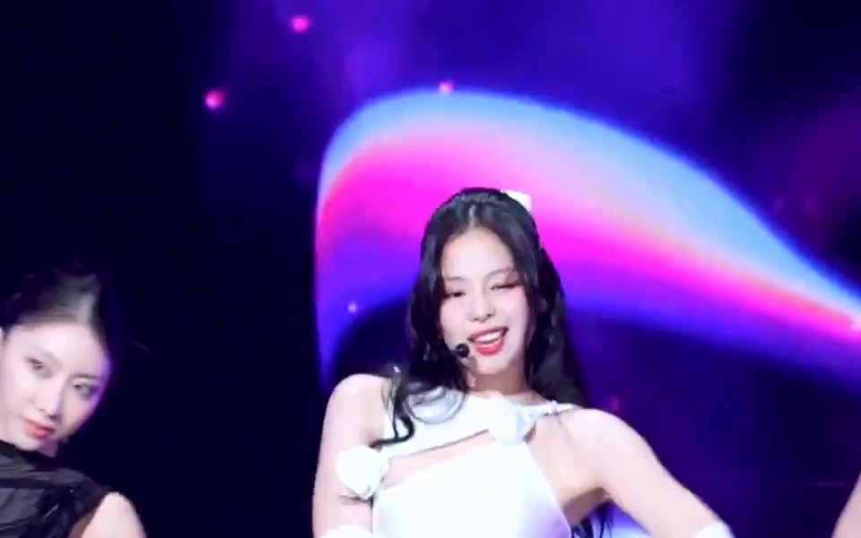 (SOUND)BLACKPINK JENNIE's white mesh stockings that appeared on Lee Hyori's show