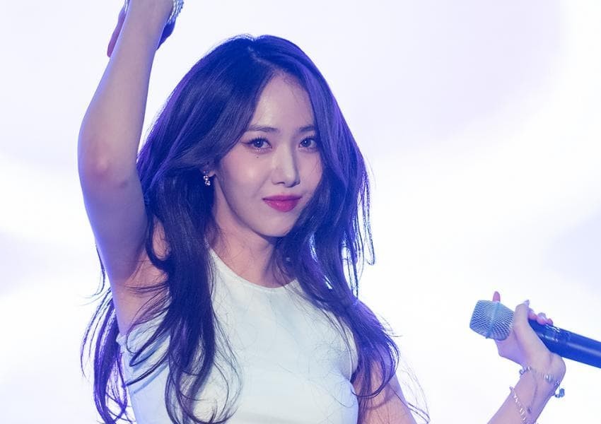BBB SinB's sexy sleeveless cropped top