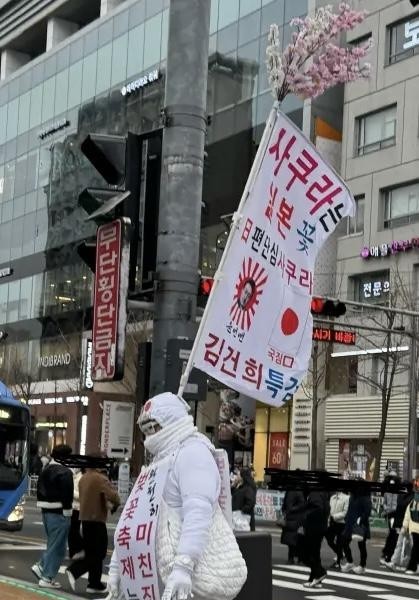 a dragon who appeared in Hongdae