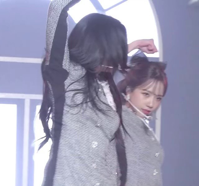 Kim Minjoo's stage where her bottom disappeared