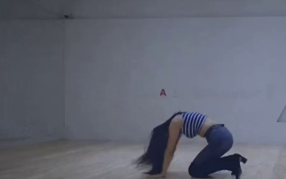 Apink's Yoon Bo Mi is practicing the choreography