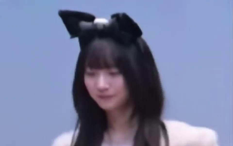 Oh My Girl Yubin, who turns around wearing a black ribbon headband white tennis skirt