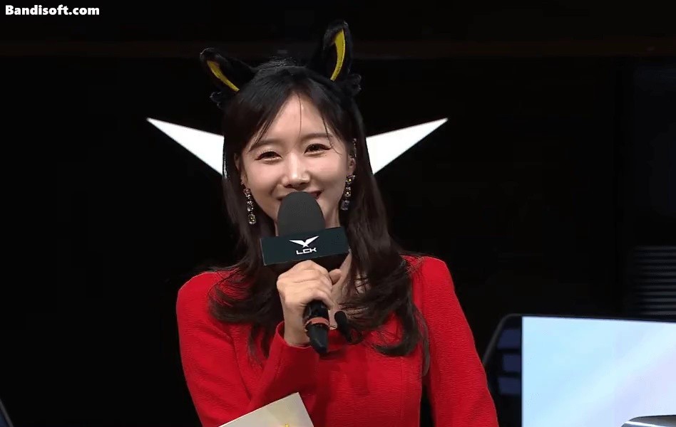 Announcer Yoon Soo Bin, the fox-eared headband