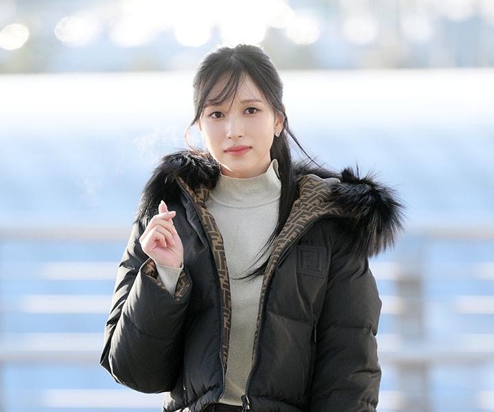 MINA of TWICE is leaving yesterday. She's wearing a padded jacket