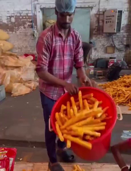(SOUND)Indian Snack Factory Working With Sanitary Hats