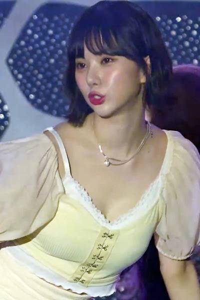 (SOUND)The front hook lace bust is slightly rubbed. Eunha
