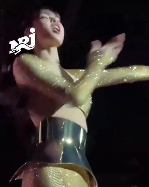(SOUND)BLACKPINK LISA shows off her tight lower body in Paris