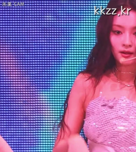 Exclusive concert check skirt fromis_9's Lee Nakyung's gifs