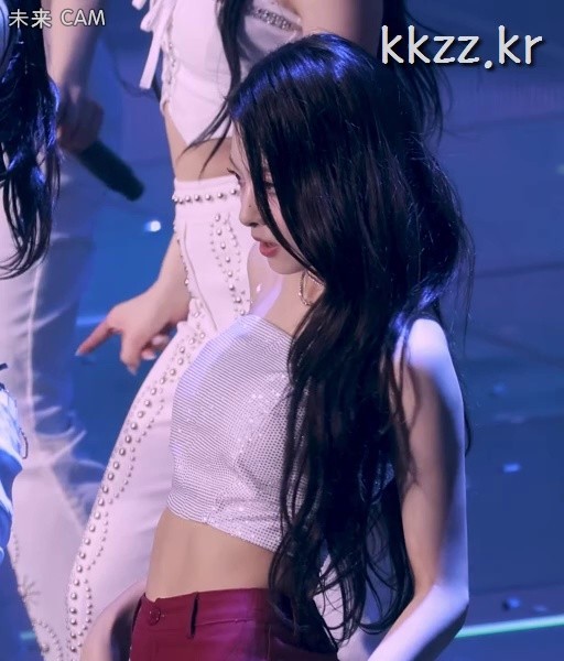 The burgundy backline is fromis_9's Lee Nakyung's GIF