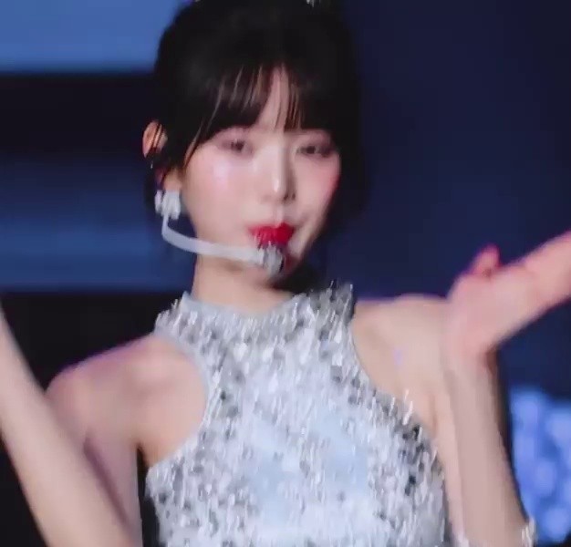 Ib Jang Wonyoung's one off shoulder white corset that was slightly taken from the bottom