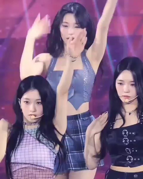 Fromis_9 Baek Ji-heon, a checkered skirt that shakes from side to side
