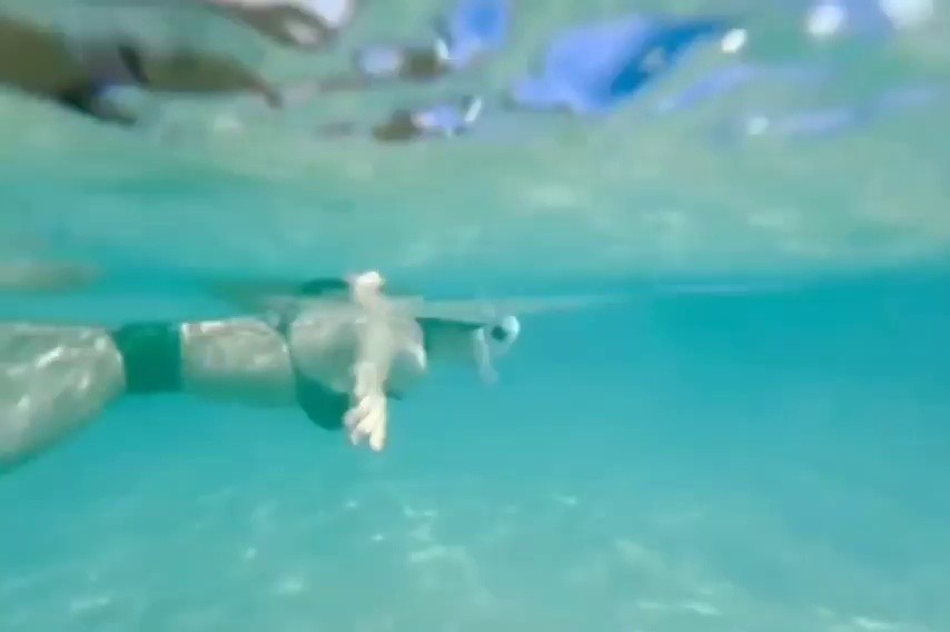 (SOUND)Minju took a picture of Kwon Eunbi swimming in the sea. Green string Bikini
