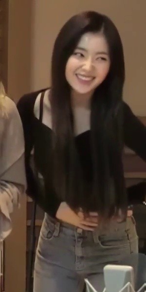 Red Velvet Irene Black Cropped Tee White Waist Belly, which brings up jeans