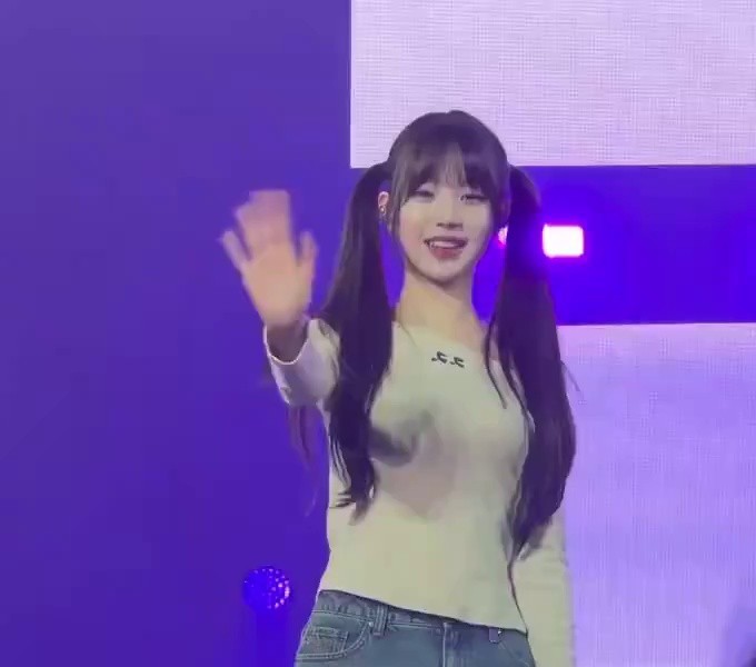 (SOUND)Jang Wonyoung with pigtails eyeballs and waving her hands