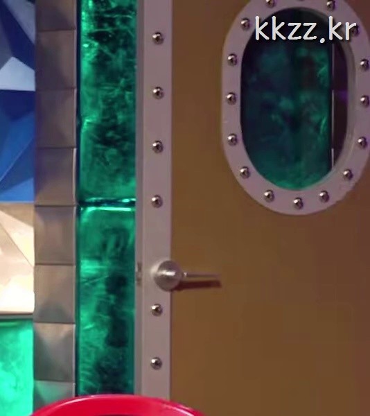 ITZY's YUNA GIF showing off her pelvis on Radio Star