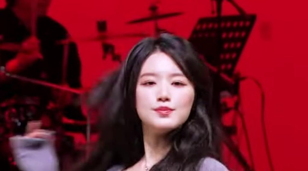(SOUND)White ribbed tube top jeans with a chubby waist and belly button (G)I-DLE Shuhua