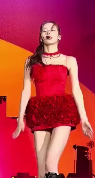 The red outfit that we requested, Bust Ponytail TWICE Sana