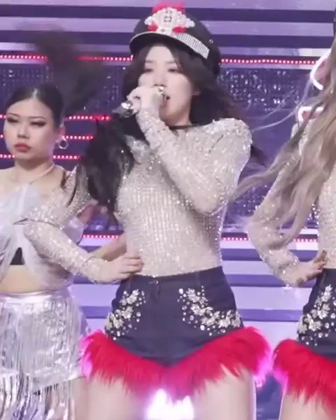 Silver glittery blue hot pants, shiny (G)I-DLE Shuhua