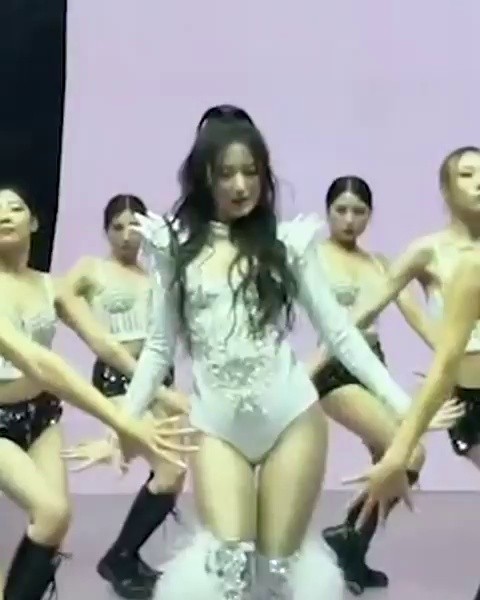 (G)I-DLE wearing high leg and doing Super Lady Challenge, Miyeon and Shuhua