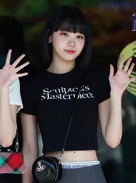 Le Seraphim Chaewon, who hoops from the car, voluminous black shirt, gray pleated skirt