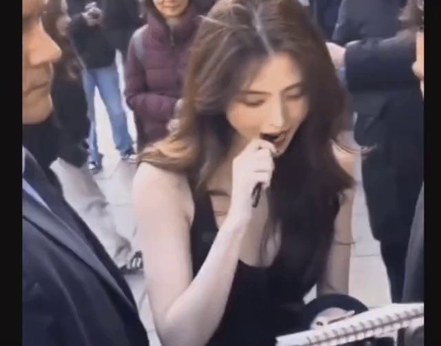 HAN SOHEE signs the pen cap in his mouth