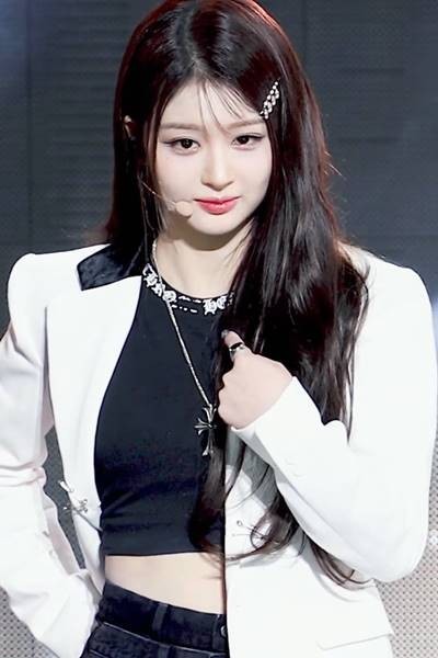(SOUND)Black Crop T-shirt Under White Jacket Beauty NMIX Seol Yoon