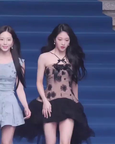 Lee Seo-yeon, fromis_9 on the blue carpet at Seoul Fashion Week, showing off her beautiful legs