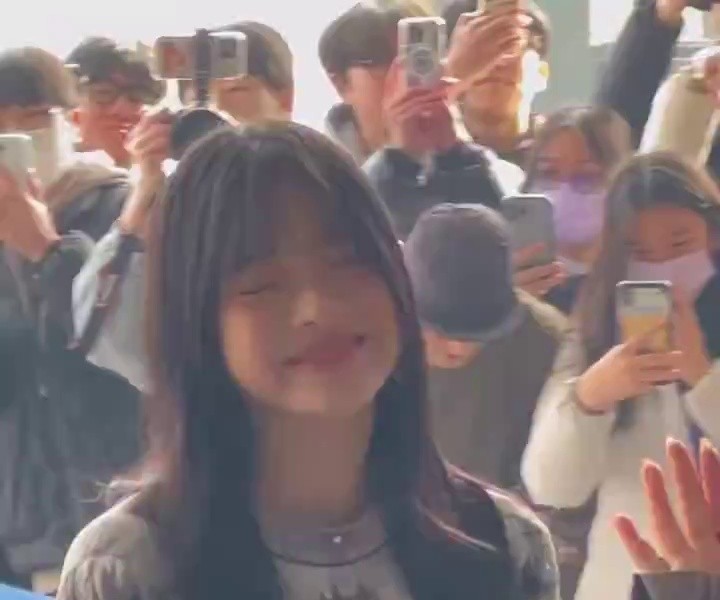 (SOUND)NU'EST JIN'S HONEY showing reactions to Seoul Fashion Week fans