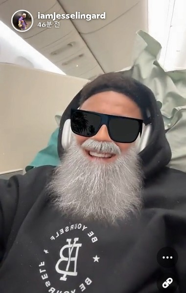 Lingard Selfie on board Korean Air