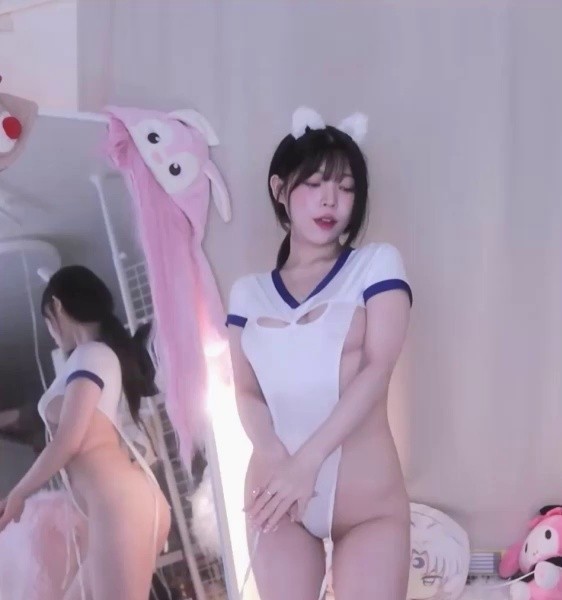 Bunny ears BJ Yudy's side slit. Hips reflected in the mirror next to the super-high leg