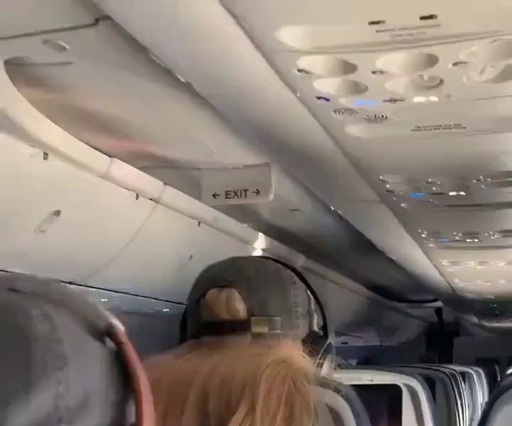 (SOUND)the battle of the women on the plane