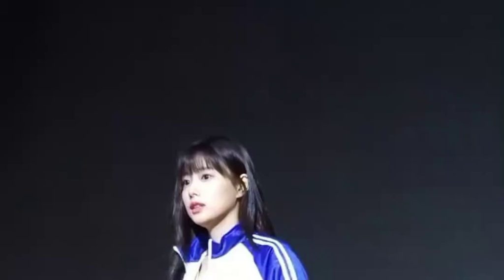 (SOUND)Kang Hyewon poses without jersey at the fan signing event