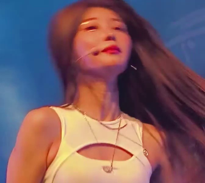 A voluminous white sleeveless shirt with a hole in the chest, EVERGLOW Sihyun