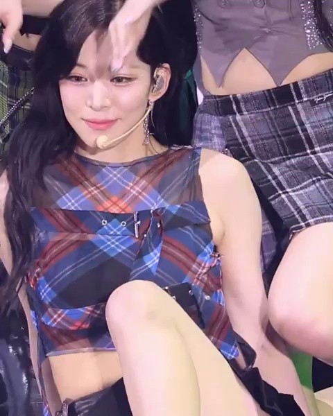 fromis_9's Lee Chaeyoung's thigh sitting on the floor wearing a black tennis skirt