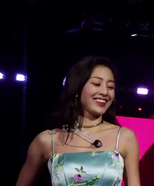 TWICE JIHYO's Silk Corset, who's running and encouraging the audience
