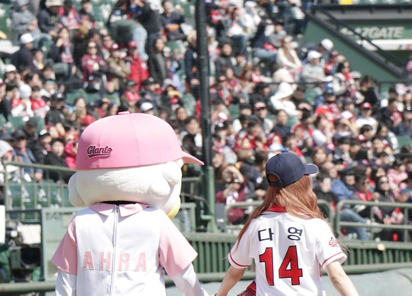 EXY DAYOUNG WJSN - Behind the scenes of the first pitch hit