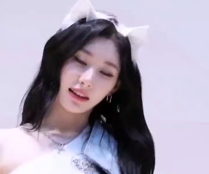 White one-off shoulder. ITZY CHAERYEONG's imagination is stimulating