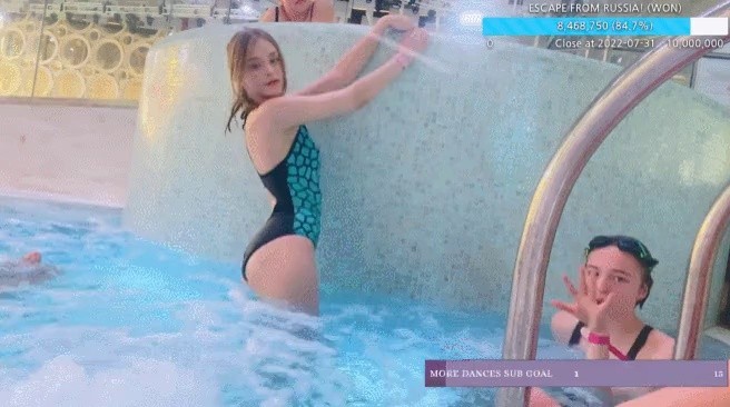 A streamer who went to a water park