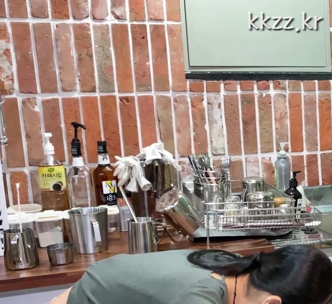 A heavy cafe part-timer Kiss of Life Natty GIF