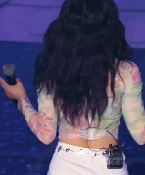 Fromis_9's Lee Saerom backpants from behind the concert. Angry hips