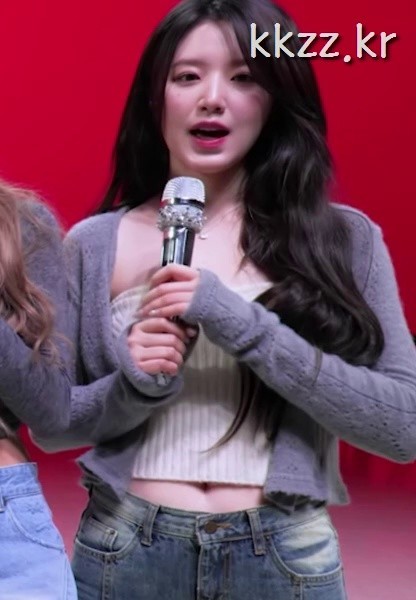 Shuhua's GIF with belly button